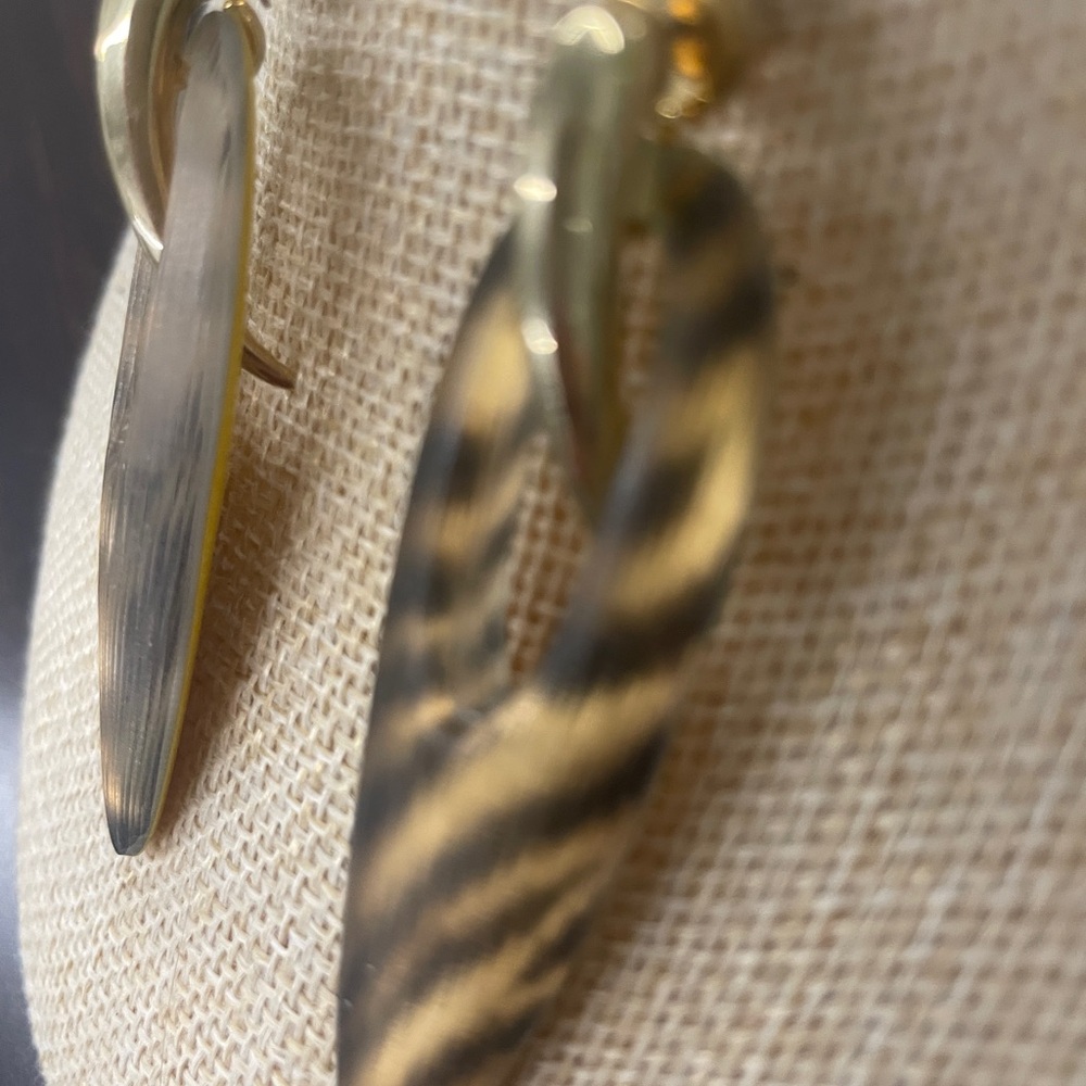 NWOT Alexis Bittar Animal Print Lucite Dangle Earrings - Picture 5 of 6